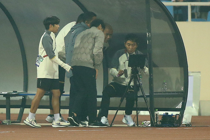HLV Shin Tae Yong đòi trọng tài xem VAR, ông Park Hang Seo sửng cồ với cầu thủ Indonesia - Ảnh 4.