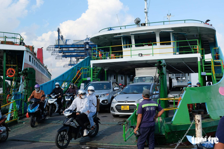 Vụ sà lan va chạm phà Cát Lái: Sở GTVT TP.HCM đề nghị đảm bảo an toàn - Ảnh 1.