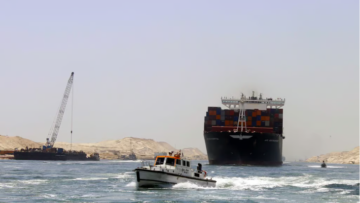 Tàu chở bắp mắc cạn ở kênh đào Suez đã được giải cứu - Ảnh 1.