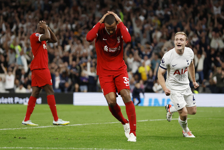 Matip ôm đầu sau pha đá phản lưới nhà khiến Liverpool thua Tottenham - Ảnh: REUTERS