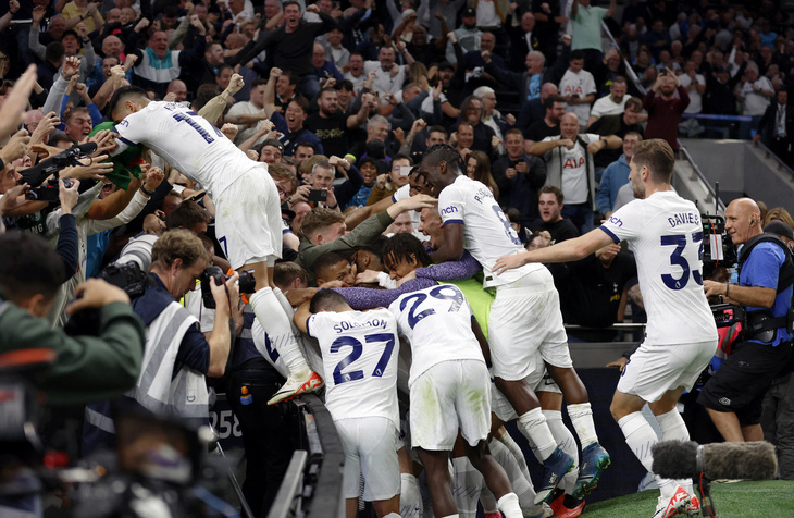 Các cầu thủ Tottenham vỡ òa sau pha đá phản lưới nhà của Matip - Ảnh: REUTERS