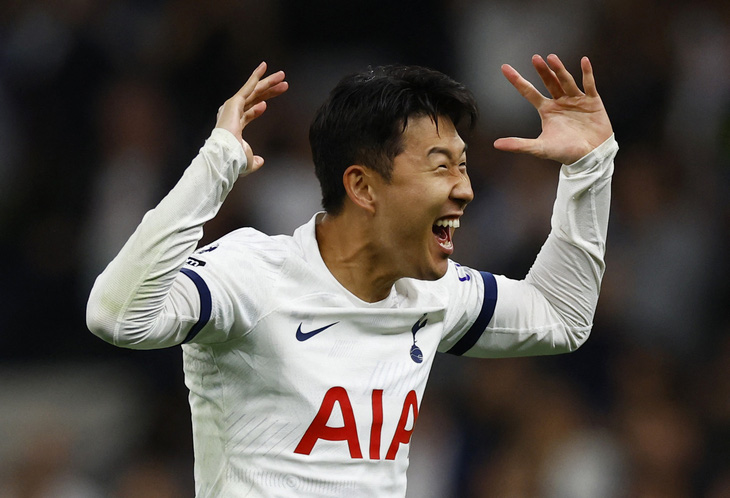 Niềm vui của Son Heung Min sau khi ghi bàn vào lưới Liverpool - Ảnh: REUTERS