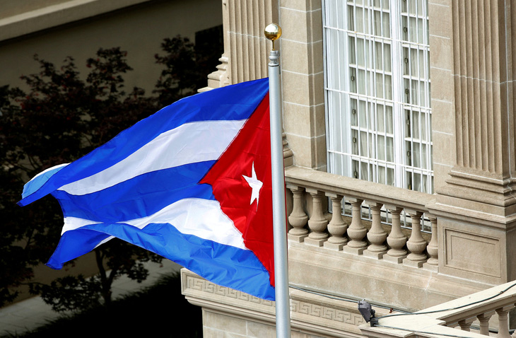 Quốc kỳ Cuba tung bay trong gió tại Đại sứ quán Cuba ở Washington - Ảnh: REUTERS