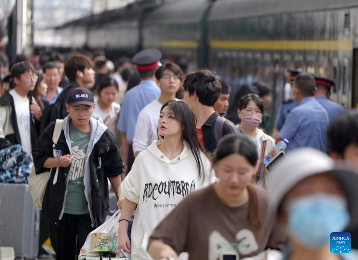 Tập đoàn Đường sắt Trung Quốc (China Railway) dự kiến sẽ có 190 triệu chuyến đi bằng đường sắt trong thời gian cao điểm du lịch từ ngày 27-9 đến 8-10. Để đáp ứng nhu cầu đi lại, ngành đường sắt dự kiến chạy hơn 11.500 chuyến tàu mỗi ngày, tăng hơn 1.850 chuyến so với ngày thường - Ảnh: TÂN HOA XÃ
