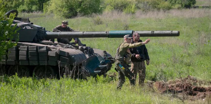 Một người lính hướng dẫn đội xe tăng trong cuộc tập trận ở Ukraine vào ngày 5- 5 - Ảnh: GLOBAL IMAGES UKRAINE