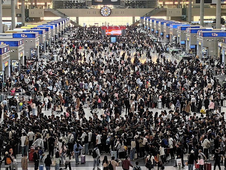 Tập đoàn Đường sắt Trung Quốc cũng cho biết đã bán được 22,88 triệu vé tàu trong ngày mở bán vé cho dịp lễ - mức bán vé cao kỷ lục trong một ngày - Ảnh: CGTN