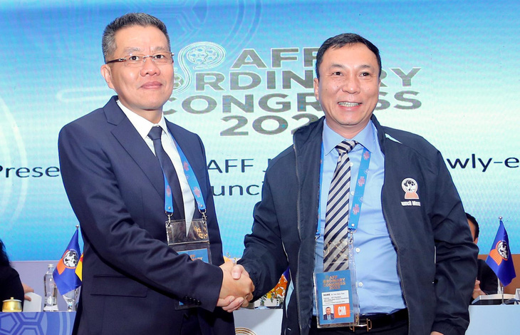 Chủ tịch AFF Khiev Sameth (trái) và Chủ tịch VFF Trần Quốc Tuấn (phải) tại Đại hội thường niên AFF năm 2023 tại TP.HCM - Ảnh: TUẤN HỮU