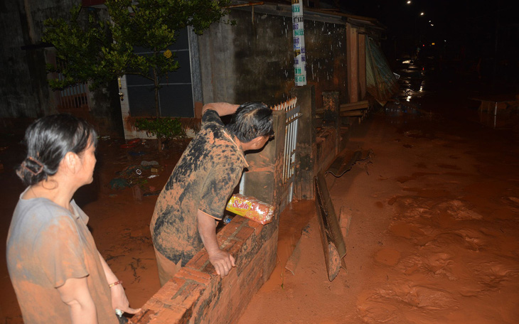 Hễ mưa lớn là cát đỏ ở Phan Thiết lại tràn - Ảnh 2.