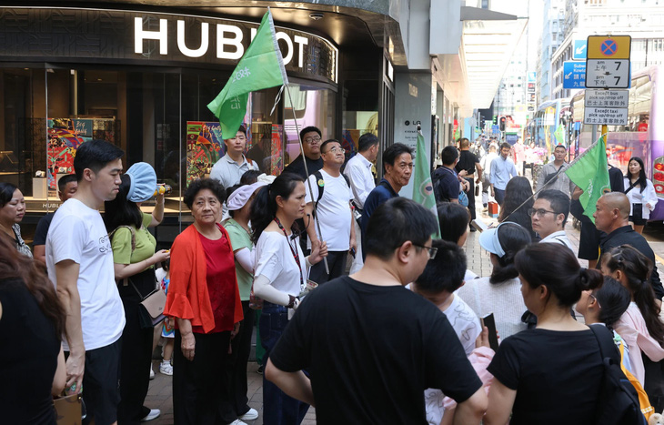 Hong Kong ghi nhận gần 123.000 du khách đại lục đến đặc khu hành chính này trong ngày đầu tiên của Tuần lễ vàng. Chính quyền kỳ vọng sẽ đón khoảng 1 triệu du khách đại lục trong kỳ nghỉ - Ảnh: SCM
