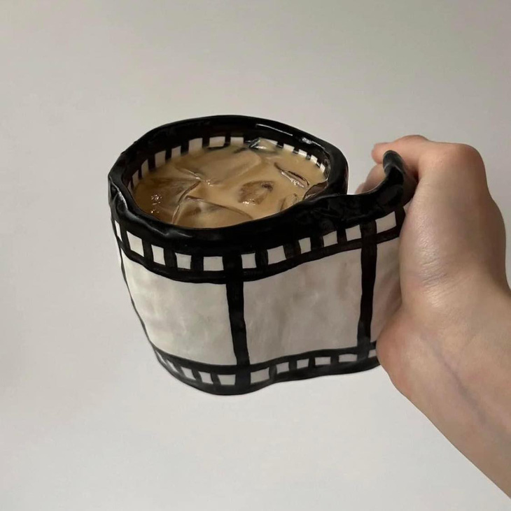 Một tách cà phê dành cho người yêu điện ảnh.