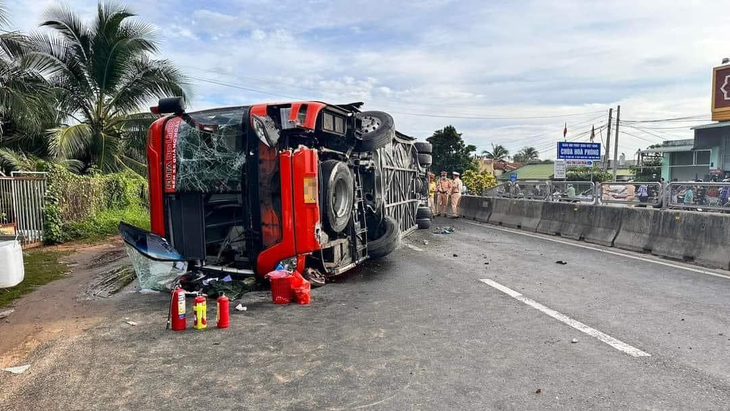 Chiếc xe khách bị lật nghiêng sáng nay trên quốc lộ 1, đoạn qua xã Hàm Đức, huyện Hàm Thuận Bắc, tỉnh Bình Thuận - Ảnh: CTV
