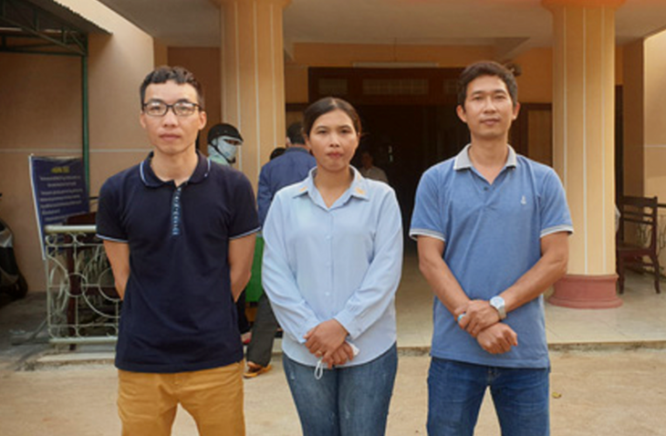 Từ trái qua: các giáo viên mất việc Nguyễn Tuấn Anh, H'Dim Niê K'Đăm, Nguyễn Ánh Dương sau phiên xét xử sơ thẩm năm 2022. Hai giáo viên khác bận công tác xa, nuôi con nhỏ không dự được - Ảnh: TRUNG TÂN