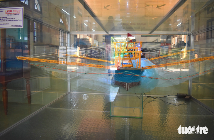 Mô hình tàu lưới chụp tái hiện sống động nghề cá
