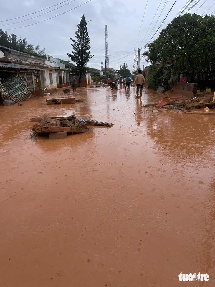 Cát đỏ tràn ngập đường Lạc Long Quân ở xã Tiến Thành, TP Phan Thiết, Bình Thuận