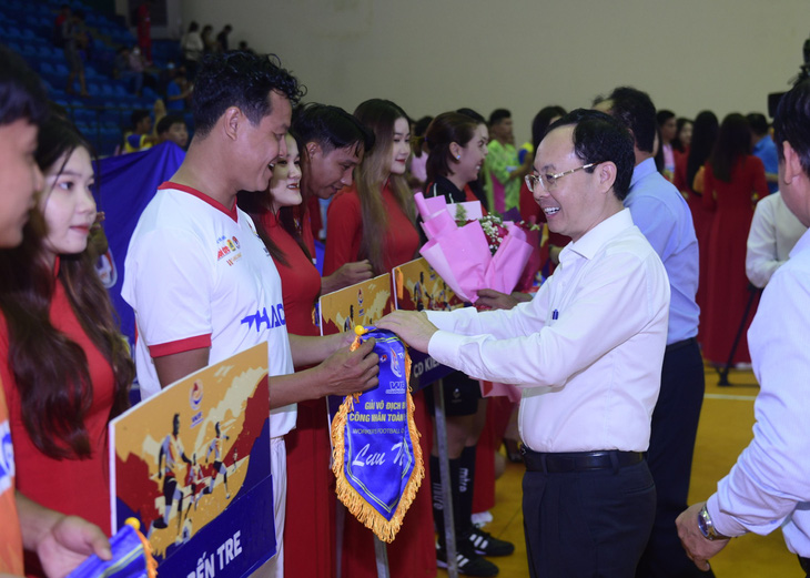 Bí thư thành ủy Cần Thơ Nguyễn Văn Hiếu (bìa phải) tặng cờ lưu niệm cho các đội dự giải trong lễ khai mạc sáng 30-9 - Ảnh: QUANG ĐỊNH
