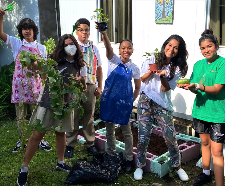Học sinh và giáo viên cùng trồng cây tại Trường British Academy ở Trinidad & Tobago