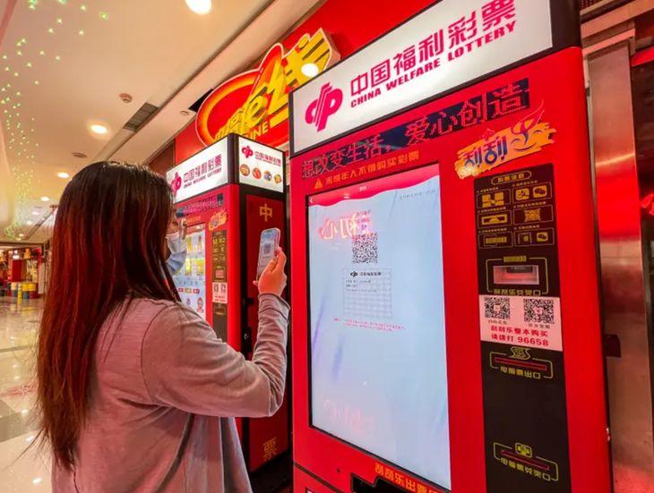 Một người dân mua vé số tại một máy bán tự động ở Trung Quốc - Ảnh: GETTY IMAGES