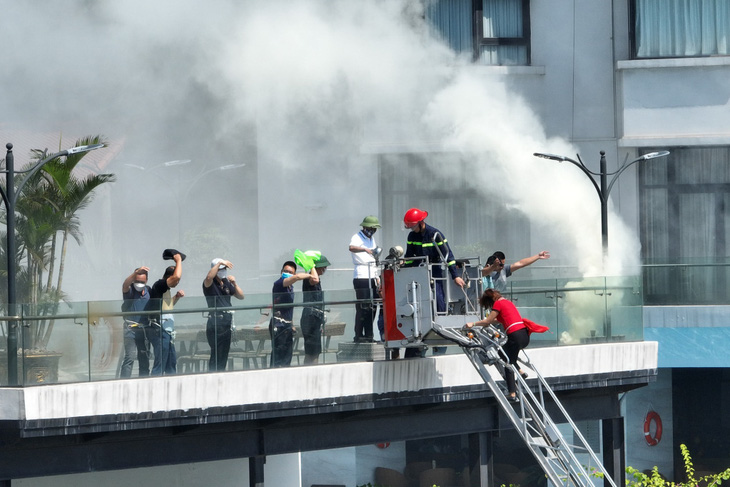 Các nạn nhân trong khách sạn nhanh chóng được đưa khỏi khu vực cháy để đến nơi an toàn - Ảnh: ĐỖ PHƯƠNG