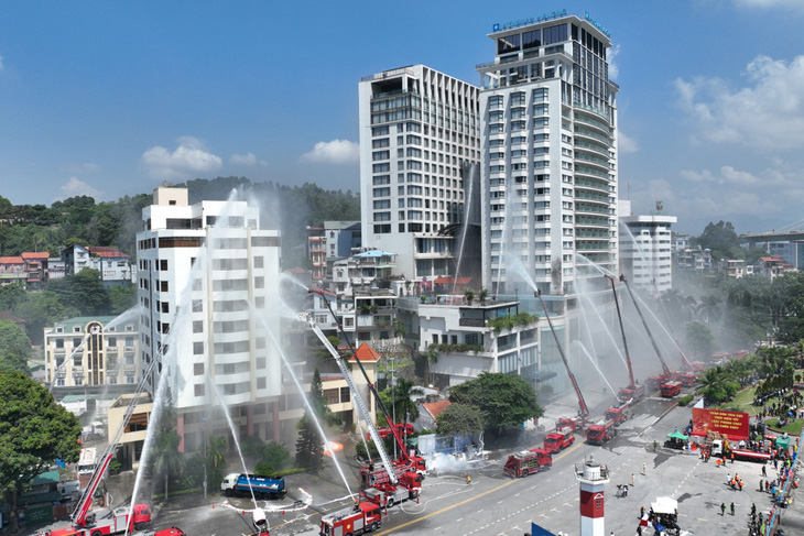 Hơn 2.000 người cùng cả trăm phương tiện chữa cháy chuyên dụng được huy động dập lửa tại hai khách sạn trên địa bàn phường Bãi Cháy, TP Hạ Long - Ảnh: ĐỖ PHƯƠNG