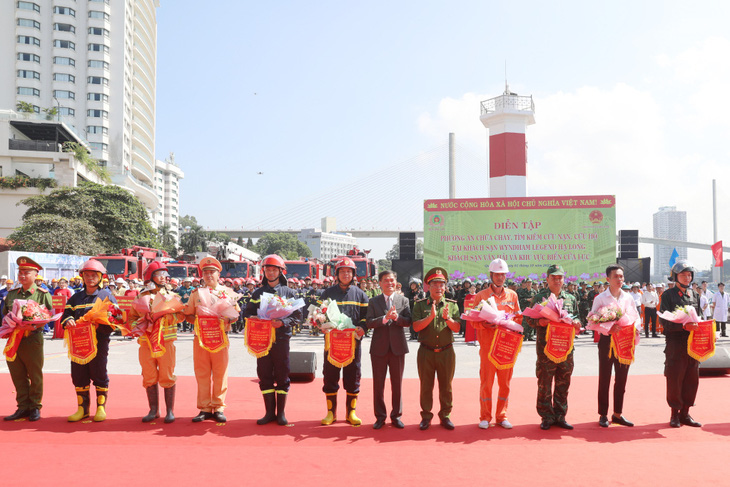 Cuộc diễn tập chữa cháy, cứu nạn quy mô lớn nhất từ trước đến nay tại Quảng Ninh được đánh giá thành công, đặt ra những tình huống với yêu cầu cao - Ảnh: ĐỖ PHƯƠNG