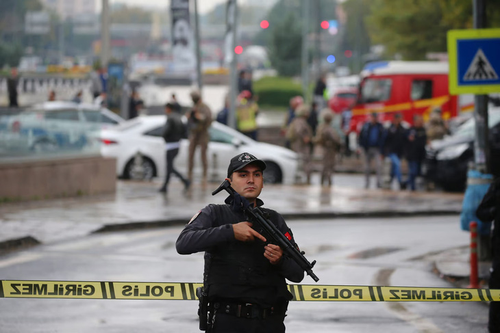 Lực lượng an ninh được bố trí xung quanh khu vực bị đánh bom khủng bố ngày 1-10 ở trung tâm thủ đô Ankara - Ảnh: AFP