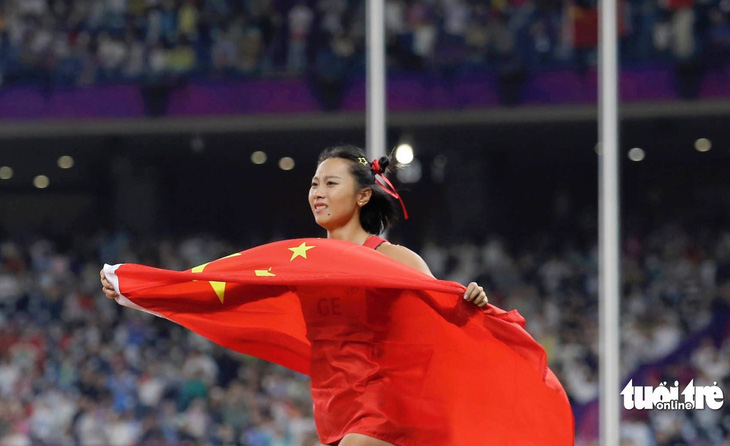 Cô gái sinh năm 1997 chạy khắp sân Olympic Hàng Châu để ăn mừng cùng người hâm mộ - Ảnh: ĐỨC KHUÊ