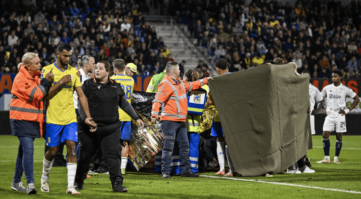 Đội ngũ y tế che chắn khi cấp cứu cho thủ môn Etienne Vaessen nằm bất tỉnh trên sân - Ảnh: Olaf Kraak/ANP