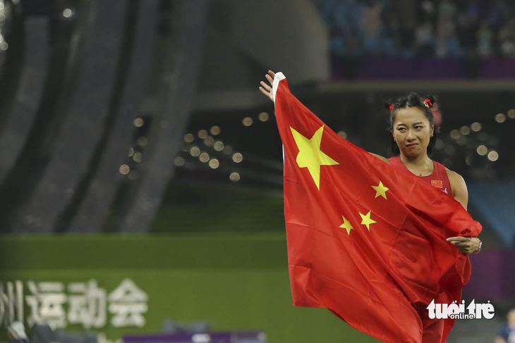 Ge Manqi rơi lệ khi biết mình đã chiến thắng ở nội dung 100m nữ - Ảnh: ĐỨC KHUÊ