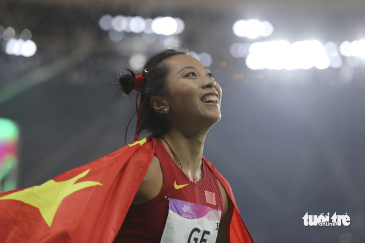 Nụ cười của Ge Manqi sau khi giành huy chương vàng Asiad 19 - Ảnh: ĐỨC KHUÊ