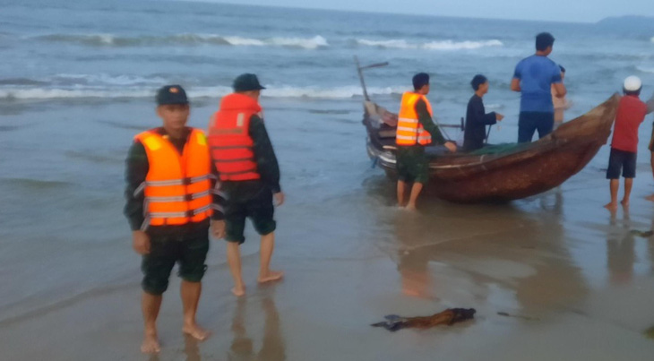 Lực lượng chức năng tìm kiếm tung tích hai học sinh đuối nước ở bãi biển thuộc xã Giang Hải (huyện Phú Lộc, Thừa Thiên Huế) - Ảnh: N.V