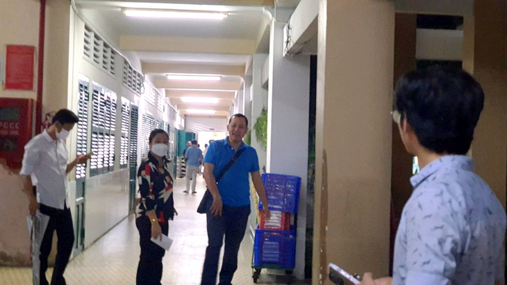 Trường tiểu học Hồng Hà (quận Bình Thạnh, TP.HCM) họp phụ huynh hôm 28-9 trả lại tiền thu sai quy định - Ảnh: Phụ huynh cung cấp