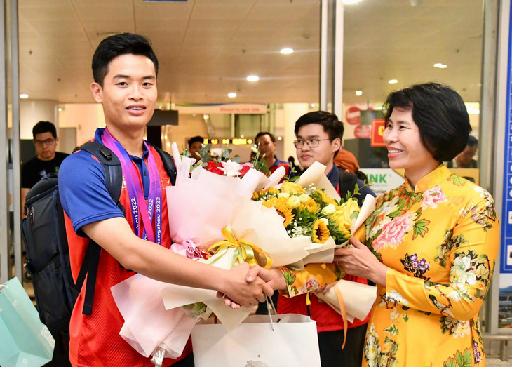 Bà Lê Thị Hoàng Yến, phó cục trưởng Cục TDTT, đón Phạm Quang Huy tại sân bay Nội Bài - Ảnh: TDTT