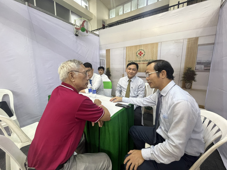 Bác sĩ Nguyễn Văn Tuấn, trưởng khoa Ngoại- thần kinh Bệnh viện Nhân dân 115 TP.HCM đang tư vấn về bệnh cho người đến tham dự ngày hội Quốc tế người cao tuổi- Ảnh: T.DƯƠNG