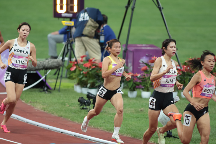 Nguyễn Thị Oanh (số 5) thi đấu 1.500m nữ - Ảnh: Đ.K
