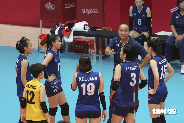 HLV Nguyễn Tuấn Kiệt chỉ đạo các cầu thủ trong trận thắng Hàn Quốc - Ảnh: ĐỨC KHUÊ