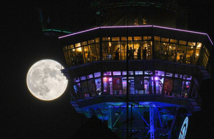 Siêu trăng ở Osaka, Nhật Bản - Ảnh: Kyodo News/Getty Images