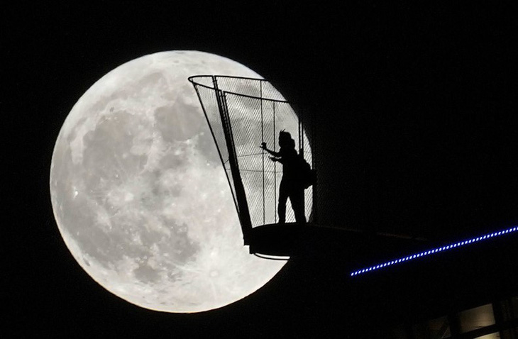 Siêu trăng ở Osaka, Nhật Bản - Ảnh: Kyodo News/Getty