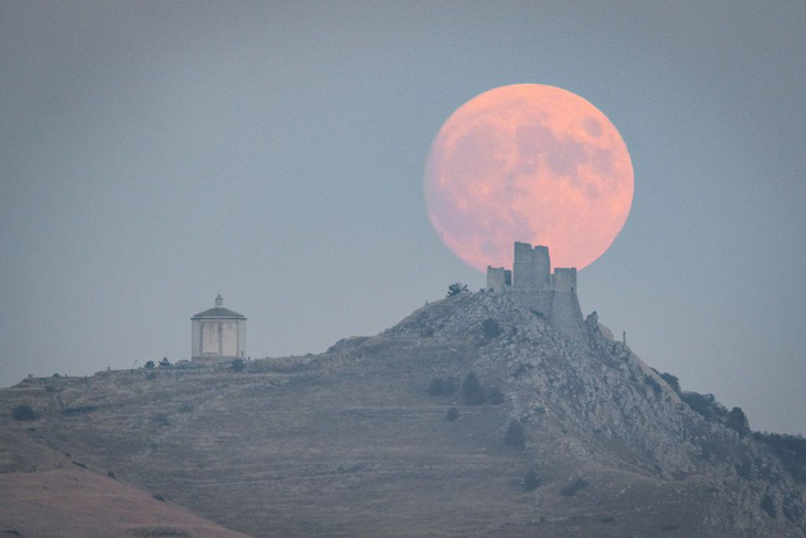 Siêu trăng ở Calascio (L'Aquila, Abruzzo), Ý - Ảnh: Lorenzo Di Cola/NurPhoto/Getty Images