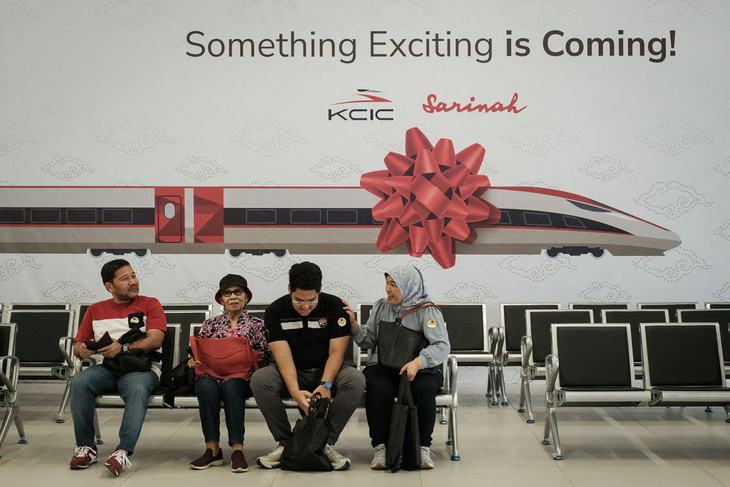 Một số người dân ngồi đợi ở nhà ga Halim, thủ đô Jakarta trước tàu chạy thử nghiệm - Ảnh: CNN