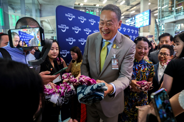Thủ tướng Thái Lan Srettha Thavisin ra sân bay Suvarnabhumi đón đoàn khách Trung Quốc, ngày 25-9 - Ảnh: REUTERS