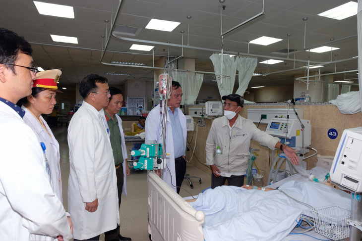 Quyền chủ tịch UBND tỉnh Đồng Nai đến bệnh viện thăm, động viên bác sĩ tập trung nhân lực, vật lực điều trị cho các nạn nhân - Ảnh: A LỘC