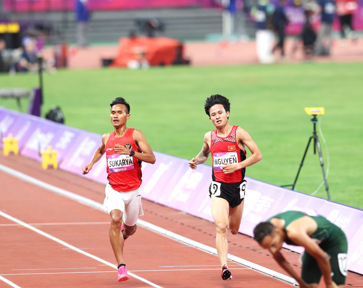 Nguyễn Trung Cường (bìa phải) trên đường chạy 3.000m vượt chướng ngại vật - Ảnh: QUÝ LƯỢNG
