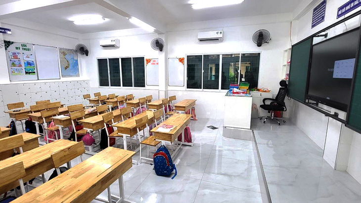 Bên trong lớp học sửa hết hơn 200 triệu đồng ở Trường tiểu học Hồng Hà (quận Bình Thạnh, TP.HCM) - Ảnh: MỸ DUNG