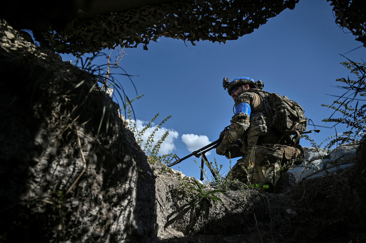 Lính Ukraine làm nhiệm vụ trinh sát ở khu vực phía nam Bakhmut - Ảnh: REUTERS