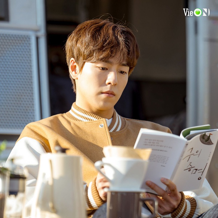 Lee Hyun Woo thủ vai thầy giáo lịch sử Lee Bo Kyum