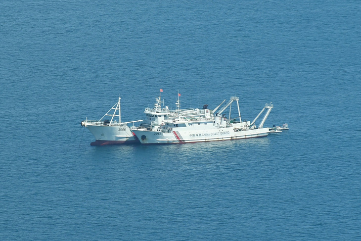 Ảnh chụp hôm 28-9 cho thấy các tàu hải cảnh Trung Quốc neo đậu trong đầm phá tại bãi cạn Scarborough - Ảnh: AFP