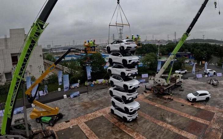 7 chiếc ô tô Trung Quốc xếp chồng lên nhau để khoe độ bền