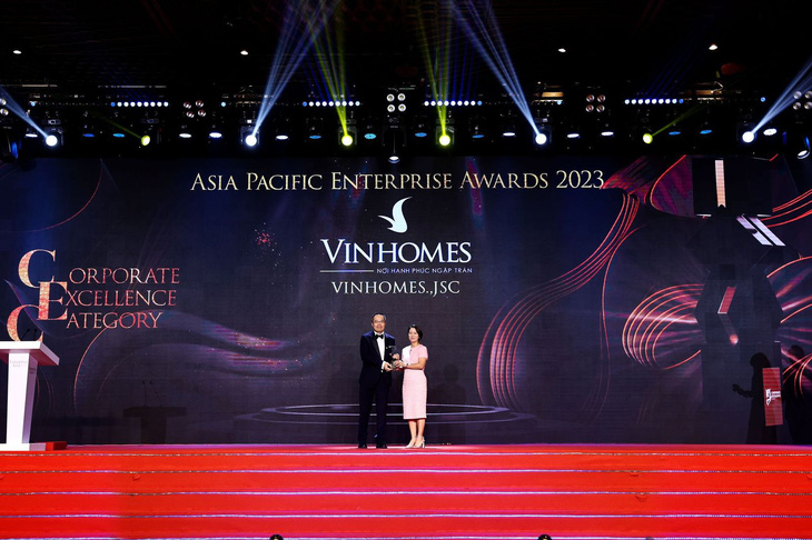 Bà Nguyễn Thu Hằng - tổng giám đốc Công ty cổ phần Vinhomes - nhận giải thưởng - Ảnh: Đ.H.