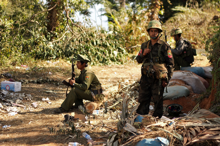 Một nhóm lính KIA canh gác tại khu vực trên núi Hka Ya ở bang Kachin, Myanmar - Ảnh: AFP
