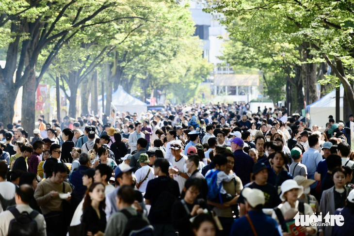 Thực khách đến Công viên Yoyogi từ sáng 7-10-2023 trước khi khai mạc lễ hội - Ảnh: QUANG ĐỊNH
